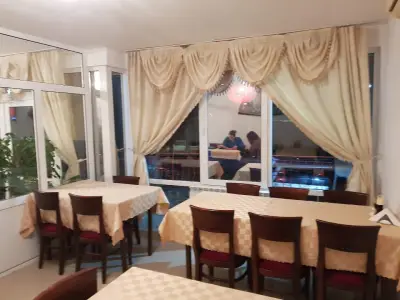 Нова червена ябълка