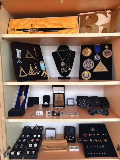 Магазин за масони / Masonic shop