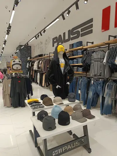 Pause Jeans & Negative Shumen