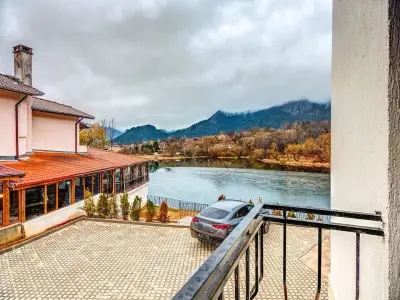 Къща за гости "Mirror Lake"