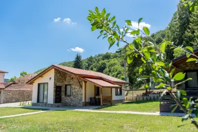 Двете къщи - 2 къщи с двор и барбекю за 10 човека в село Бели осъм