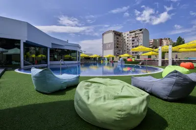 Pulse Beach West Park - басейн в Люлин, София