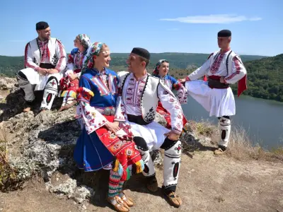 Фолклорна танцова формация Asti Dance и школи по народни танци