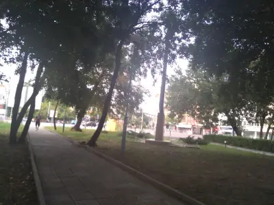 Малък парк зад Парк-Хотел Санкт Петербург