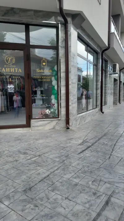 Дрехи втора употреба и ръчно изработени свещи