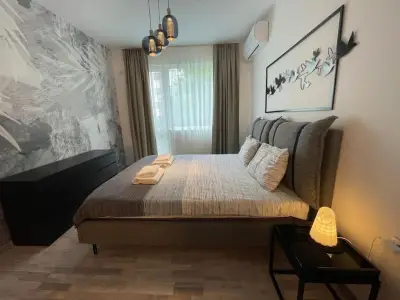 3 BR Apt, Spacious, Near South Park