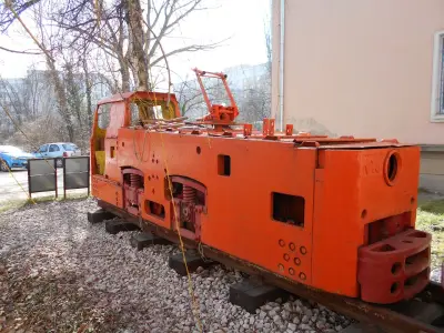 Минният локомотив и вагончето зад него.