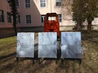 Минният локомотив и вагончето зад него.