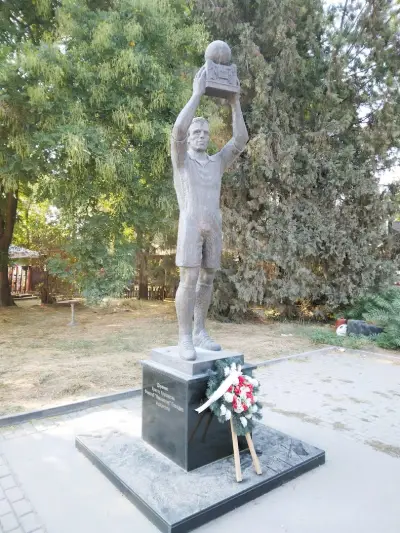 Паметник на Аян Садъков