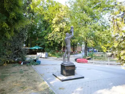 Паметник на Аян Садъков