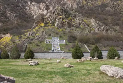 Мемориален кръст „Ванга“ – Кожух, Рупите