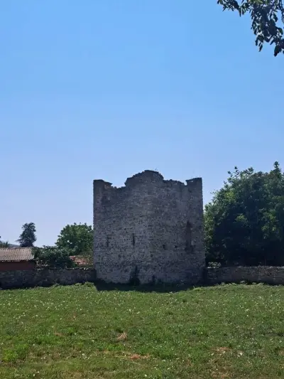 Защитна каменна кула