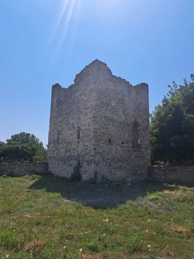 Защитна каменна кула
