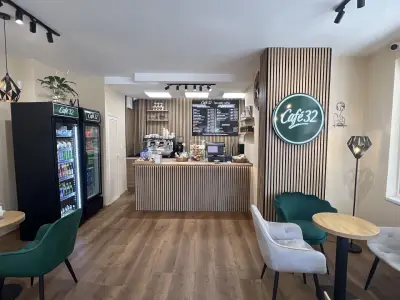 Cafe 32