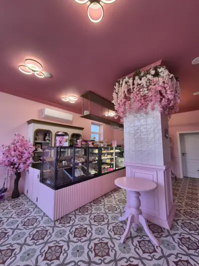 Сладкарница Sweet House - розовата къща