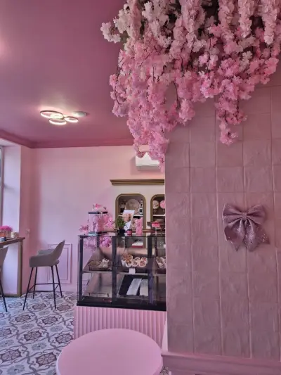 Сладкарница Sweet House - розовата къща