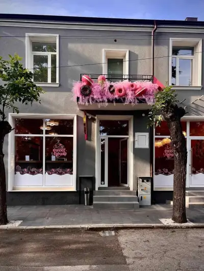 Сладкарница Sweet House - розовата къща