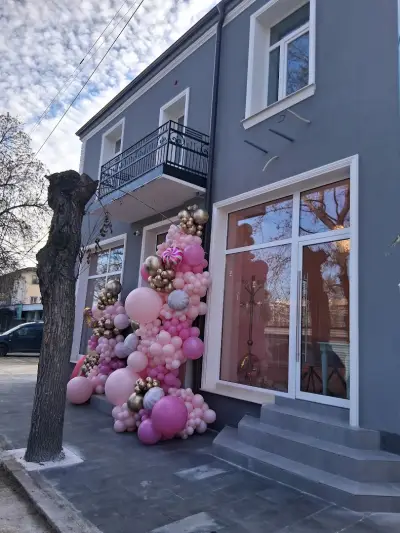 Сладкарница Sweet House - розовата къща