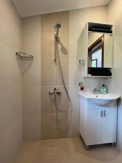 River's house, very good location, free parking!