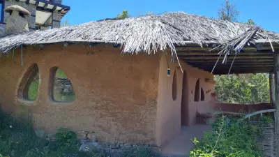 Глинената къща Лещен