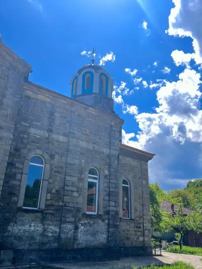 Храм „Свети Великомъченик Димитрий Солунски“