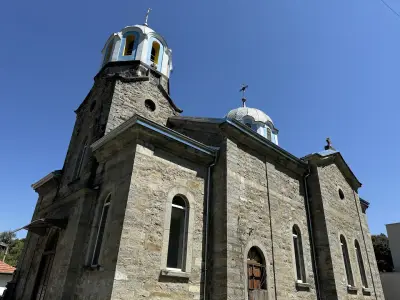 Храм „Свети Великомъченик Димитрий Солунски“