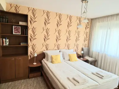 Апартамент за нощувки "Янтра" / Yantra 3BR Central Apartment