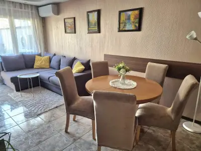 Апартамент за нощувки "Янтра" / Yantra 3BR Central Apartment