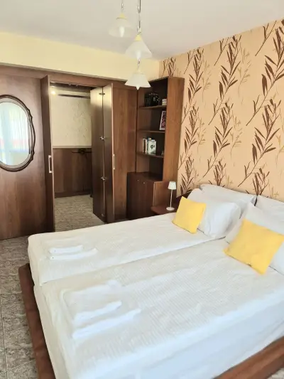 Апартамент за нощувки "Янтра" / Yantra 3BR Central Apartment