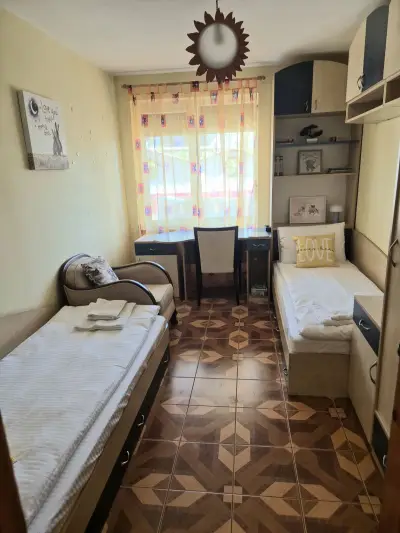 Апартамент за нощувки "Янтра" / Yantra 3BR Central Apartment