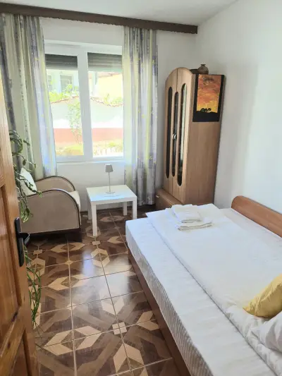 Апартамент за нощувки "Янтра" / Yantra 3BR Central Apartment