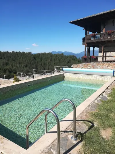 Панорама хаус Лещен и еко къщи Дървена и Землянка