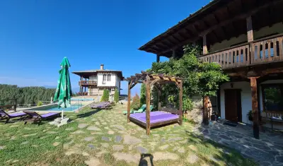Панорама хаус Лещен и еко къщи Дървена и Землянка