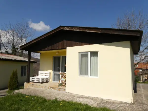 Фамилно бунгало с изглед към градината