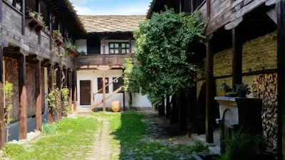 Art-M Gallery & Hotel