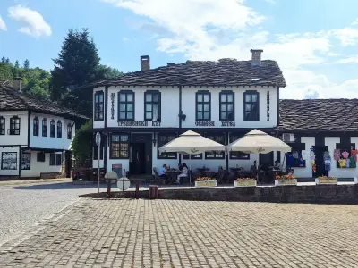 Art-M Gallery & Hotel
