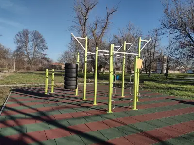 Спортна площадка (лостове)