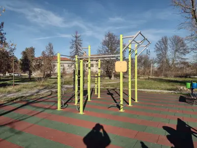 Спортна площадка (лостове)