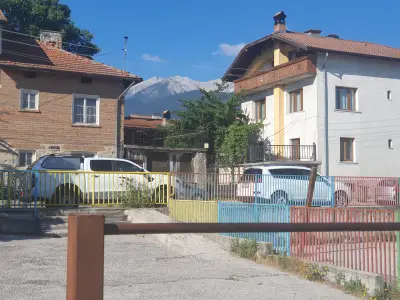 Open air gym and cafés
