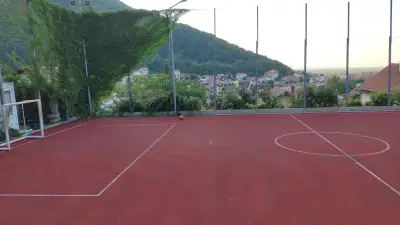Футболно и баскетболно игрище
