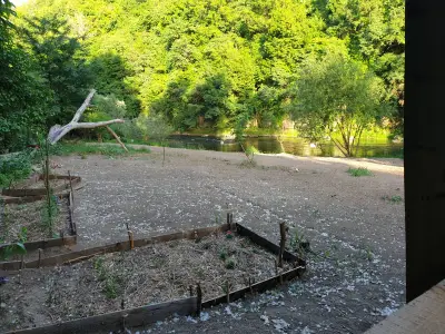 Йога къщичка край реката
