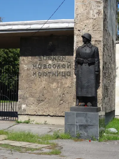 Мемориал-костница на военните гробища