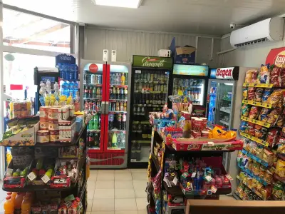 Shaggy shop, Магазин за алкохол и цигари