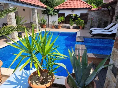 Stariya oreh pool & garden
