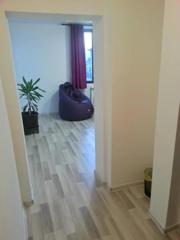 Студио с изглед към басейна