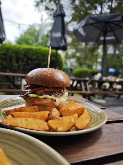 Skapto Burgers, Beers and Fries Iskar
