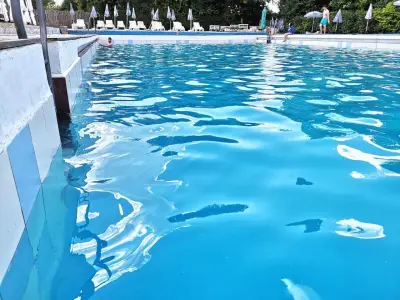 St. Tropez - pool & bar