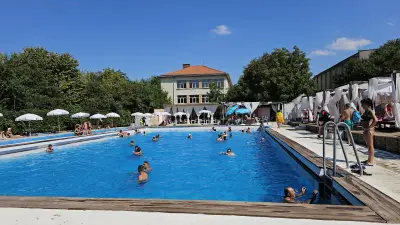 St. Tropez - pool & bar
