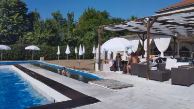 St. Tropez - pool & bar