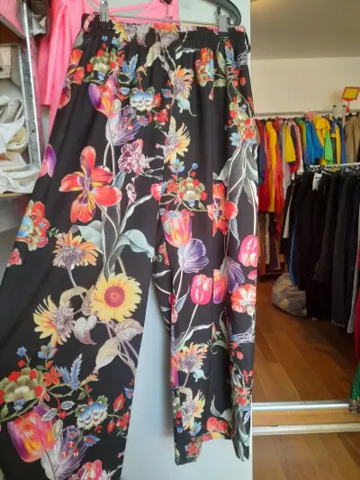 Магазин "SCARLET & Dress!Up" SECOND HAND.